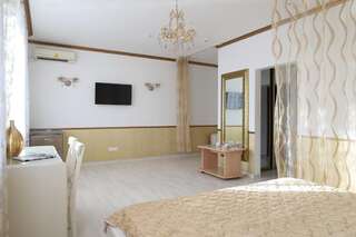 Гостиница Парк-отель Озерки Мехзавод Улучшенный люкс с кроватью размера «king-size»-3